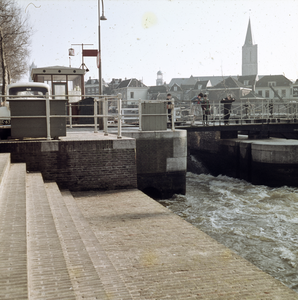 859561 Gezicht op de Weerdsluis te Utrecht bij de Bemuurde Weerd, met op de achtergrond de voorgevels van de huizen aan ...